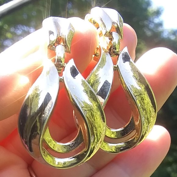 Vintage Crown Trifari gold tone clip dangle earrings - Picture 10 of 16